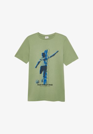 Jasnozielona koszulka z niebieską grafiką osoby kopiącej piłkę nożną oraz tekstem „s.Oliver” i „Przekrocz dzisiejszy limit.”