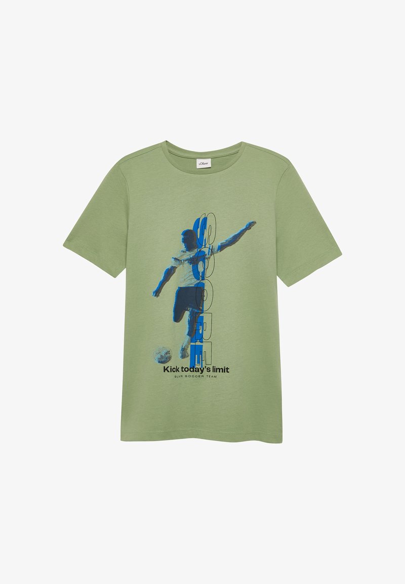 T-shirt vert clair avec un graphisme bleu représentant une personne donnant un coup de pied dans un ballon de football, avec les textes « s.Oliver » et « Dépasse la limite d'aujourd'hui. »