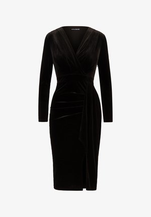 Zwarte fluwelen jurk met lange mouwen, diepe V-hals en wikkelontwerp. Bevat een gedrapeerde taille en een hoge split voor extra detail.