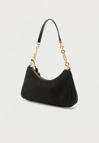 Μαύρη τσάντα ώμου από σουέντ με καμπυλωτό σχήμα, διακοσμημένη με χρυσή αλυσίδα και κλείσιμο με φερμουάρ. Λείο υλικό με μία δερμάτινη λαβή.