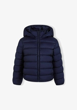 Veste rembourrée bleu marine avec un matelassage horizontal, fermeture éclair sur le devant, manches longues et capuche attachée, isolée sur un fond blanc.