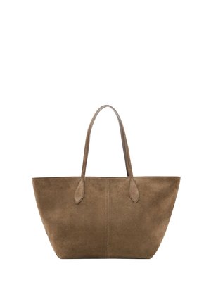 Bruine suède totebag met twee lange handvatten, brede trapeziumvorm en zichtbare centrale stiksels aan de voorzijde.