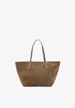 Brązowa zamszowa torba typu tote z dwoma długimi uchwytami, szerokim trapezowym kształtem i widocznym środkowym szwem z przodu.