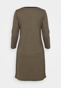 Robe à manches longues en motif pied-de-poule marron et noir, présentant un col rond et un tissu à la texture douce. Coupe droite, longueur au genou.