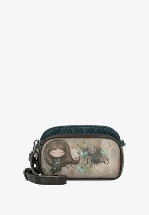 Kleine Reißverschlusstasche mit einem gesteppten türkisfarbenen Deckel, der einen beigen Körper mit einer Abbildung eines Mädchens und Blumenmustern zeigt, beschriftet mit "Annekke Dreams".