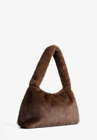 Hnědá kabelka z umělé kožešiny s měkkým, texturovaným povrchem, širokým popruhem na rameno a trojúhelníkovým tvarem, který nabízí elegantní, minimalistický design.