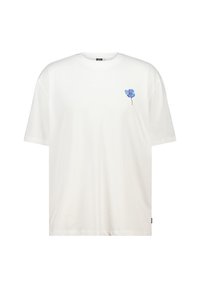 Camiseta blanca de algodón con un gráfico de flor azul en la parte izquierda del pecho. Diseño clásico de cuello redondo y ajuste relajado.