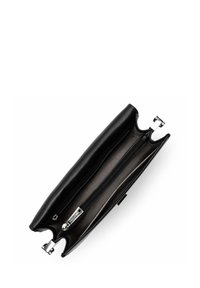 Clutch in pelle nera con una texture liscia, chiuso da una cerniera argento, con un interno spazioso, bordi arrotondati e un design minimalista.