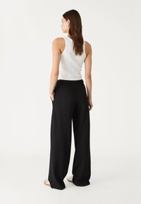 Stradivarius WIDE JOGGER - Pantalon de survêtement - black