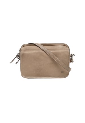 Beige leren crossbody tas met een gladde textuur, ritssluiting en een verstelbare schouderband. Bevat subtiele stiksels en een merklogo.