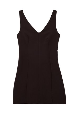 Czarna sukienka bez rękawów z dekoltem w kształcie litery V i pionowymi detalami szwów, dopasowana sylwetka, długość do kolan.