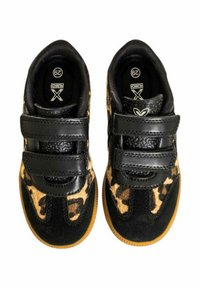 Sneakers con cinturini in Velcro, design leopardato nero e marrone, materiali in suede e sintetici, punta arrotondata e suola in gomma.