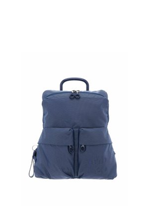 Mochila de tela azul texturizada con dos bolsillos frontales con cremallera, cierre superior con cremallera y una asa corta sobre fondo blanco.