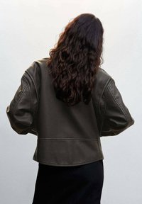 Mango Veste en similicuir - brown