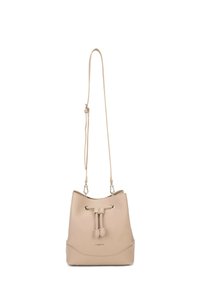 Lichtbeige leren emmerzak met een verstelbare riem, trekkoordsluiting en accenten van goudkleurige hardware. Gladde textuur, minimalistisch ontwerp.