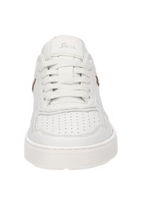 Weiße Leder-Sneaker mit perforierten Details, flachen Schnürsenkeln und einer strukturierten Sohle. Mit einem braunen Akzent an der Seite. Minimalistisches Design.