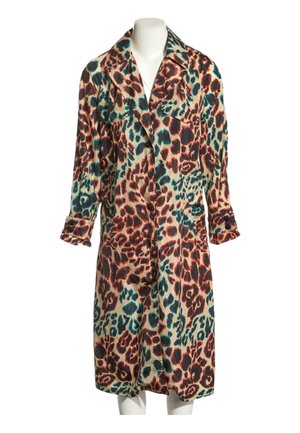 Abrigo largo con estampado de leopardo en tonos turquesa, marrón y negro, con solapas anchas y puños abotonados sobre un maniquí blanco.