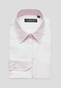 Jasnoróżowa koszula z gładkiego materiału, z kołnierzykiem zapinanym na guziki i mankietami na guziki. Posiada markową metkę i pojedyncze zapięcie na guzik.