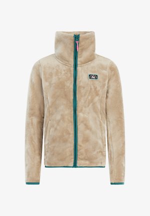 Giacca di pile beige con colletto alto e zip teal, abbinata a pantaloni impermeabili rosa brillante e stivali neri, su uno sfondo bianco.