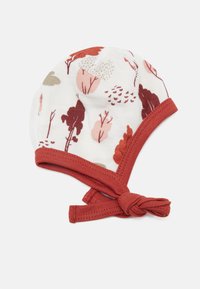 Gorro de bebé em algodão com padrão floral em tons de vermelho, rosa e bege. Apresenta um detalhe amarrado e um acabamento em vermelho em contraste. Textura suave.