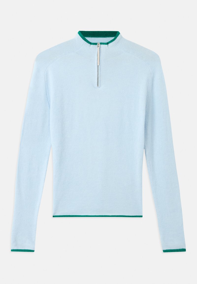 Maglione a maniche lunghe blu chiaro con collo a zip a quarto. Presenta dettagli verdi sul collo e sull'orlo. Texture morbida, design casual.