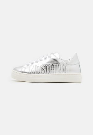 Zilveren leren sneakers met platte witte rubberen zolen, voorzien van een verhoogd "MOSCHINO" logo aan de zijkant en ronde witte veters.