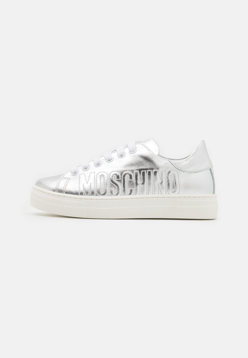 Silverfärgade lädersneakers med platta vita gummisålar, prydda med en upphöjd "MOSCHINO"-logotyp längs sidan och runda vita snören.