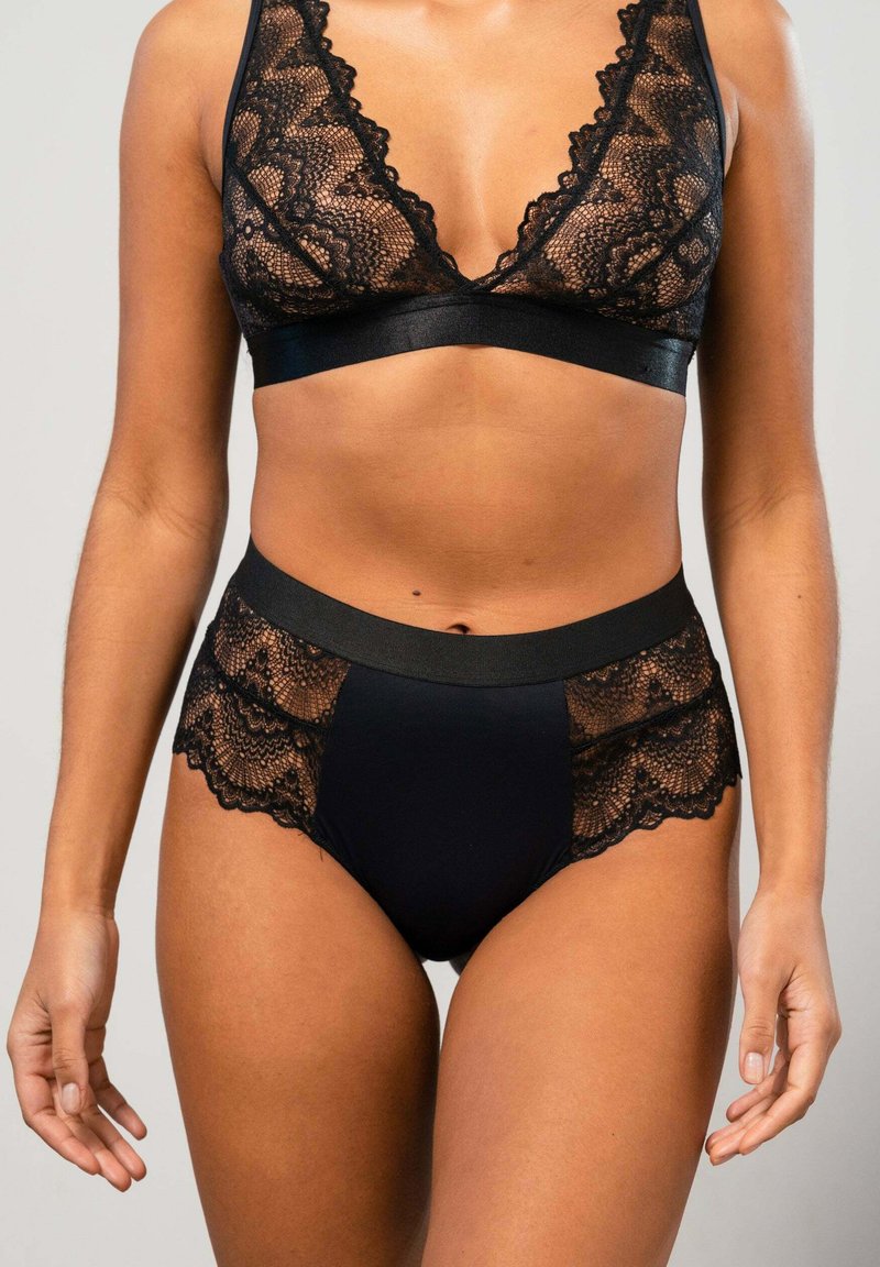 Schwarzer Spitzen-Bralette und hochgeschnittene Panties mit kunstvollen Spitzenverzierungen, glattem Bund und einem weichen Stretch-Design.
