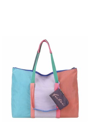 Sac fourre-tout bicolore avec des panneaux bleu clair, lavande et corail, des anses vertes et roses, et une petite pochette violette attachée avec une fermeture éclair.