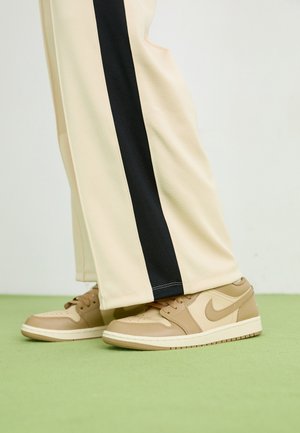 AIR JORDAN 1 LOW - Trainers - rattan/desert camo/sail
