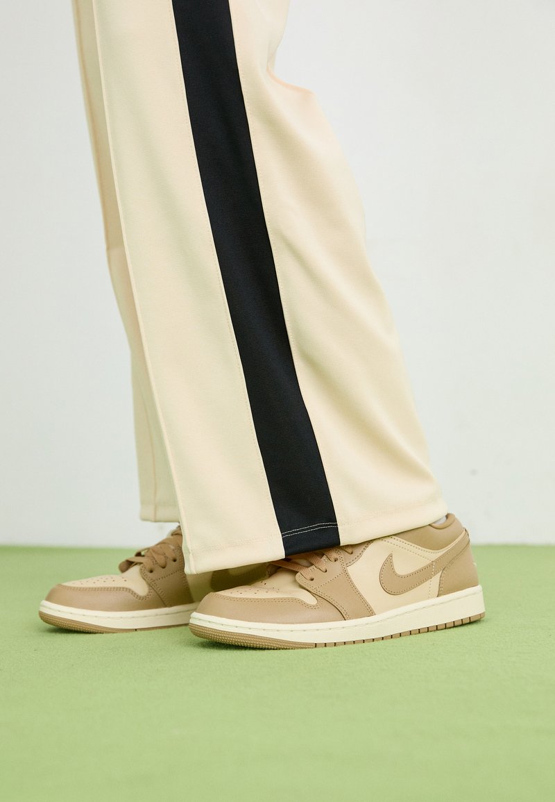 Jordan AIR JORDAN 1 - Sneakers - rattan/desert camo/sail/beige - Zalando.dk