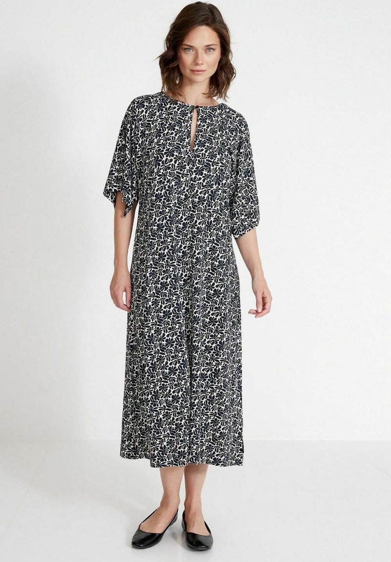 Blumenmuster-Kleid knielang in Marineblau und Weiß. Merkmale sind ein runder Ausschnitt, ein Schlüssellochdetail und lockere, kürzere Ärmel. Leichter Stoff.