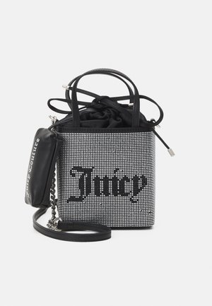 Petit sac à main noir Juicy Couture avec strass formant le texte "Juicy", fermeture à cordon, et bandoulière chaîne amovible avec pochette.
