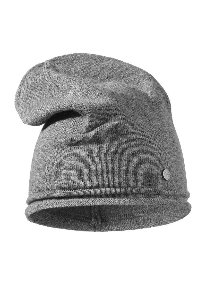 Berretto grigio realizzato in morbido materiale a maglia, con un design sfuggente, bordo arrotolato e un piccolo logo metallico come accento.