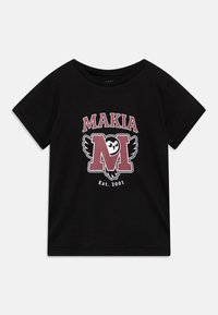 Svart bomull T-skjorte med rund hals. Har et rødt og hvitt motiv med "MAKIA," et stilisert "M," og et ugle-design. "Est. 2001" under.
