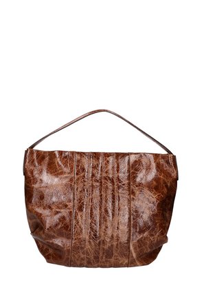 Borsa in pelle marrone con una finitura lucida e texture, caratterizzata da una forma allungata e un'unica tracolla ampia.