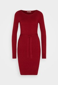 Robe-pull rouge en maille torsadée à manches longues avec un col rond et une ceinture assortie nouée à la taille.