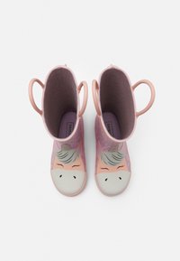 Bottes de pluie en caoutchouc roses avec un design de visage de dessin animé, texture lisse et deux poignées pour un enfiler facile. Intérieur doublé de tissu doux.