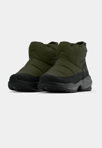 Zöld párnázott bokacsizmák fekete részletekkel, texturált talppal és szoros illeszkedéssel a bokán, a melegség és kényelem érdekében.