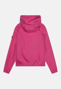 Roze waterdichte jas met een capuchon, elastische manchetten en een trekkoord onderaan. Heeft een ronde logopatch op de linkermouw. Glad oppervlak.