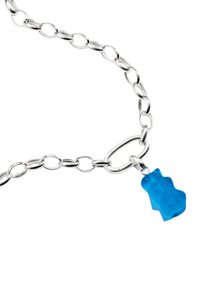 Collana a catena d'argento con maglie ovali, caratterizzata da un ciondolo a forma di orsetto gommoso blu, realizzato in materiale traslucido con dettagli testurizzati.