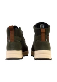 Sneaker alte verdi con dettagli marroni, in materiali sintetici e pelle, suole testurizzate e linguette sul retro.