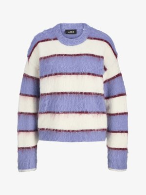 Měkký pletený svetr s levandulovými, bílými a tenkými tmavě červenými vodorovnými pruhy a kulatým výstřihem.