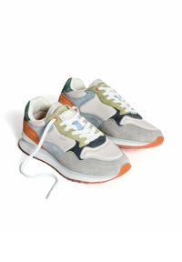 Le sneaker multicolori presentano un mix di pelle e scamosciato in grigio, verde e arancione, con una suola bianca e lacci a contrasto. Sono inclusi dettagli in gomma.