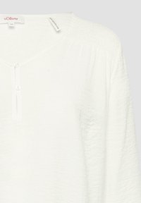 Witte blouse van gestructureerde stof, met een V-hals, een drieknoopsluiting en zachte plooien op de schouders. Merkenlabel zichtbaar.