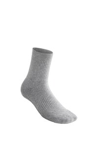 Chaussette grise unique de type crew avec texture côtelée, présentée à la verticale sur fond blanc.