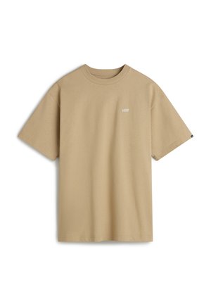Beige katoenen t-shirt met korte mouwen, ronde hals en klein wit logo op de borst. Soepele textuur, ontspannen pasvorm. Geen patronen of accenten.