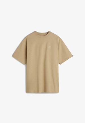 Beżowa bawełniana koszulka z krótkim rękawem, okrągłym dekoltem i małym białym logo na klatce piersiowej. Gładka tekstura, luźny krój. Brak wzorów lub akcentów.