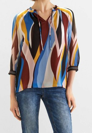 Mehrfarbige Bluse mit V-Ausschnitt, die blau, rot, gelb und schwarze gewellte Muster aufweist; aus transparenter Stoff mit Dreiviertelärmeln.