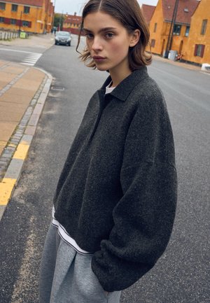 Bershka BOXY FIT POLO - Stickad tröja - grey